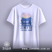 Футболка озеро Синевир білого кольору, зображена на вішалці, фон світло-сірий, принт містить зображення лісу та озера з написом 'Озеро Синевир SYNEVYR Carpathians / Ukraine'.