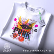 Футболка панк стиль, біла, зображена зверху, складена на рівній поверхні, фон світло-сірий, принт яскравий з елементами графіті, напис 'PUNK' виділяється чорним кольором.
