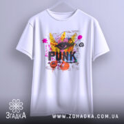 Футболка панк стиль, біла, підвішена на вішалці, фон світло-сірий, принт кольоровий з елементами абстракції, напис 'PUNK' великими літерами, добре видно деталі дизайну.