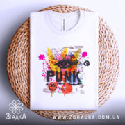 Футболка панк стиль, біла, складена на плетеній основі, фон світло-сірий, принт яскравий з елементами графіті, напис 'PUNK' виділяється чорним кольором, видно деталі тканини.