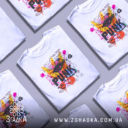 Футболка панк стиль, біла, зображена з переднього ракурсу на манекені, фон світло-сірий, принт містить яскраві кольори, зокрема жовтий, рожевий, чорний та оранжевий, з написом 'PUNK' великими літерами.