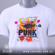 Футболка панк стиль, біла, зображена зверху, складена на рівній поверхні, фон світло-сірий, принт яскравий з елементами графіті, напис 'PUNK' виділяється чорним кольором.