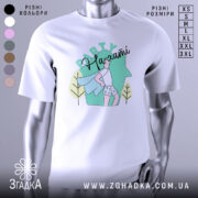 Футболка Party на хаті, біла, зображена з правого ракурсу, фон світло-сірий, принт з малюнком хлопця в капелюсі з синім плащем та шортах з сердечками, напис 'Party' зверху.