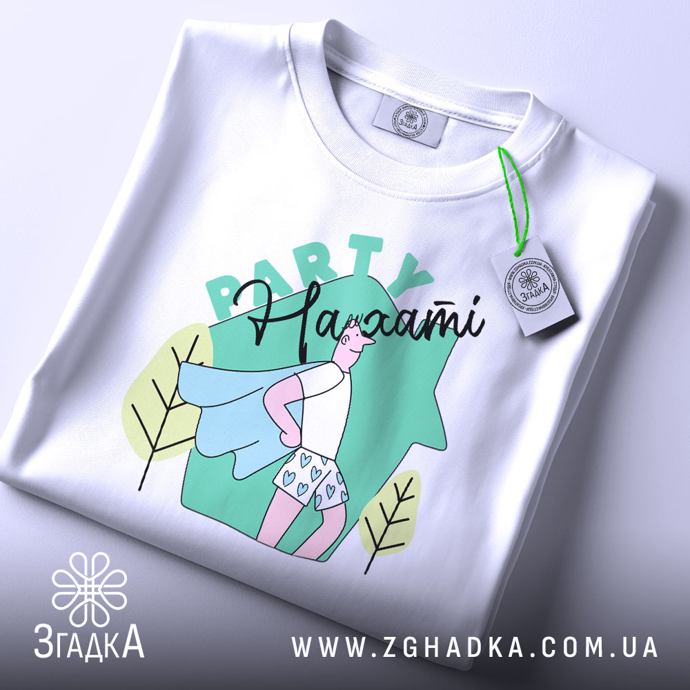 Футболка Party на хаті, біла, зображена зверху, фон світло-сірий, принт з малюнком хлопця в капелюсі з синім плащем та шортах з сердечками, напис 'Party' зверху, на футболці є етикетка.