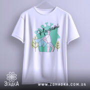 Футболка Party на хаті, біла, зображена з переднього ракурсу, фон світло-сірий, принт з малюнком хлопця в капелюсі з синім плащем та шортах з сердечками, напис 'Party' зверху.