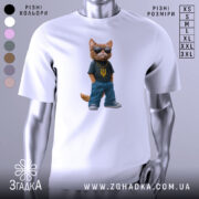 Футболка патріотичний кіт, біла, зображена з фронтального ракурсу, на фоні світло-сірого градієнту, принт з котом у темній футболці з жовтим гербом України та синіх штанах, в темних окулярах і золотому ланцюгу.