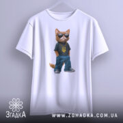 Футболка патріотичний кіт, біла, зображена з бокового ракурсу, на фоні світло-сірого градієнту, принт з котом у темній футболці з жовтим гербом України та синіх штанах, в темних окулярах і золотому ланцюгу.