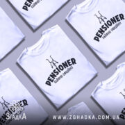 Футболка пенсіонер кайфую, біла, зображена з фронтального ракурсу, на фоні світло-сірого кольору, з принтом чорного кольору, що містить слово 'PENSIONER' та малюнок візка.