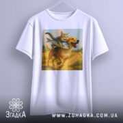 Футболка пес кота везе, біла футболка на вішалці, зображення кота на спині собаки з рибою, фон - світло-сірий, деталі принта яскраві та чіткі.