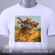 Футболка пес кота везе, біла футболка на столі, зображення кота на спині собаки з рибою, фон - світлий, деталі принта чіткі, на футболці є етикетка.