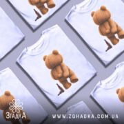 Футболка п’яний ведмідь, біла, зображення ведмедя з пляшкою, ракурс спереду, фон світлий, принт ведмедя з пухнастою текстурою.