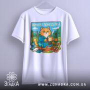 Футболка почну з понеділка, біла, підвішена на вішалці, фон світло-сірий, принт з котом у халаті, що сидить на килимку, з елементами навколо.