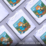 Футболка почну з понеділка, біла, зображена на манекені, фон світло-сірий, принт з котом у синьому халаті, що сидить на килимку з чашкою в руках.