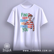 Футболка полювання на Воллі, біла, підвішена на вішалці, фон світло-сірий, принт з написом 'FIND HIM BEFORE HE FINDS YOU' та малюнком персонажа у червоно-білу смужку з ножем у руці.