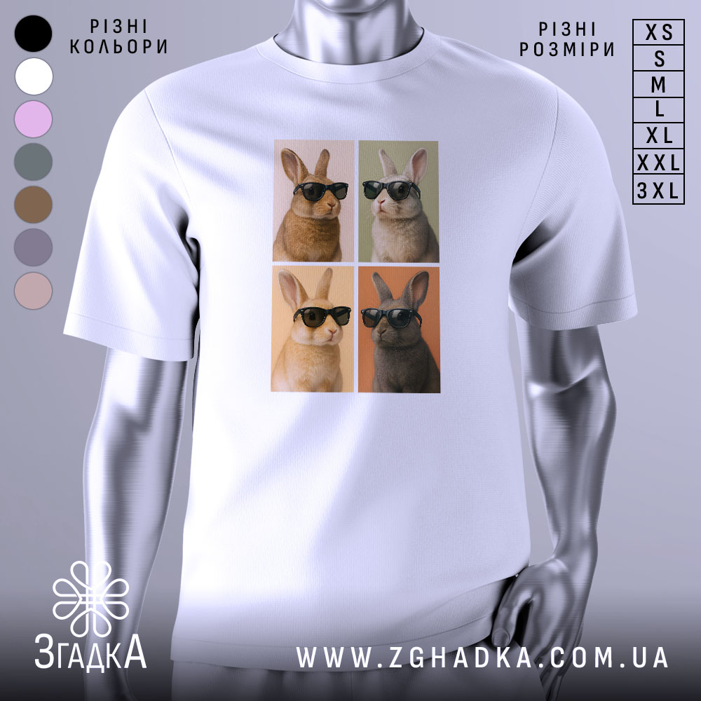 Футболка попарт кролики, біла, зображена на манекені, фон градієнтний сірий, принт з чотирма кроликами в окулярах, два з них коричневі, два світлі, кожен в окремій секції.