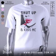 Футболка поцілуй мене, біла, зображена на манекені, фон світло-сірий, принт з червоними губами та помадою, текст "SHUT UP & KISS ME".