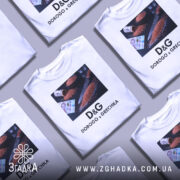 Футболка про гречку, біла, зображена на манекені, фон світлий, принт з ножем, гречкою та грошима.