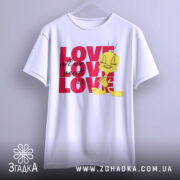 Футболка про кохання, білого кольору, підвішена на вішалці, фон світло-сірий, принт з жовтою пташкою та написом 'LOVE all we need is LOVE' у червоному кольорі.