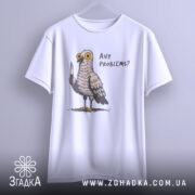 Футболка проблемний голуб, біла, підвішена на вішалці, фон градієнтний сірий, принт з пташкою з ножем і текстом 'ANY PROBLEMS?'.