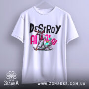 Футболка проти машин. Біла футболка, підвішена на вішалці, фон градієнтний сірий, принт з написом 'DESTROY AI' та ілюстрацією персонажа, що наступає на робота.