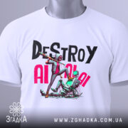 Футболка проти машин. Біла футболка, складена на поверхні, фон світлий, принт з написом 'DESTROY AI' та ілюстрацією персонажа, що наступає на робота, з етикеткою на комірці.