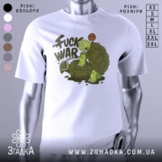 Футболка проти війни. Біла футболка на манекені, з принтом черепахи, що сидить на гранаті. Принт виконаний у зелених та чорних тонах, з написом 'FUCK WAR' і символом миру.