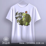 Футболка проти війни. Біла футболка, підвішена на вішалці, з принтом черепахи, що сидить на гранаті. Принт кольоровий, з написом 'FUCK WAR' і символом миру, фон світло-сірий.