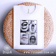 Футболка провокаційний арт, біла, складена на плетеній кошику, фон світло-сірий, принт з чотирьох чорнобілих зображень з губами і зубами, текст "FUCK YEAH" на чорному фоні.