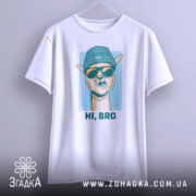 Футболка прикольна лама, біла, підвішена на вішалці, зображена з фронтального ракурсу, фон світло-сірий, принт з ламою в блакитній шапці та окулярах, текст "HI, BRO" під малюнком.