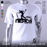 Футболка принц пенсії, біла, зображена на манекені, фон світло-сірий, принт чорного кольору з силуетом людини, що кидає пісок, текст "ПЕНСІЯ" великими літерами.