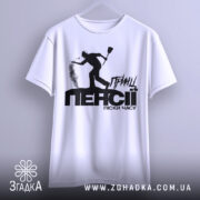 Футболка принц пенсії, біла, підвішена на вішалці, фон світло-сірий, принт чорного кольору з силуетом людини, що кидає пісок, текст "ПЕНСІЯ" великими літерами.