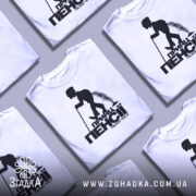 Футболка принц пенсії, біла, зображена з фронтального ракурсу на манекені, фон світло-сірий, принт чорного кольору з силуетом постаті, що йде з палицею.