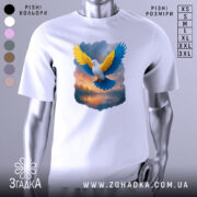 Футболка птах свободи, біла, зображена на манекені, фон світло-сірий, принт з птахом з жовтими та блакитними крилами на фоні заходу сонця.