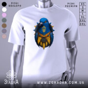 Футболка птах тризуб білого кольору, зображена з близького ракурсу на манекені, фон світлий, принт з птахом синього кольору з жовтими деталями та гербом України.