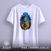 Футболка птах тризуб білого кольору, зображена на вішалці, фон світлий, принт з птахом синього кольору з жовтими деталями та гербом України.