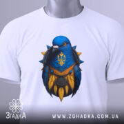 Футболка птах тризуб білого кольору, зображена зверху, на ній видно етикетку, фон світлий, принт з птахом синього кольору з жовтими деталями та гербом України.
