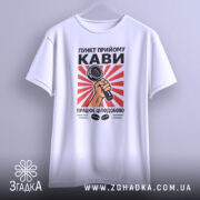 Футболка пункт прийому кави, біла, підвішена на вішалці, фон світло-сірий, принт з червоними променями та мікрофоном у руці.