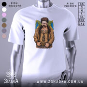 Футболка письменник Шевченко, біла, зображена на манекені, фон світло-сірий, принт з зображенням чоловіка в традиційному одязі з вусами та шапкою, на фоні жовто-блакитний прапор.