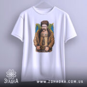 Футболка письменник Шевченко, біла, підвішена на вішалці, фон світло-сірий, принт з зображенням чоловіка в традиційному одязі з вусами, на фоні жовто-блакитний прапор.