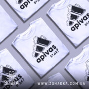 Футболка пивний гумор, біла, зображена з фронтального ракурсу на манекені, фон світло-сірий, принт з трьома пивними кухлями з пінкою та текстом 'apivas буде?' у чорному кольорі.