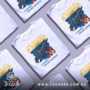 Футболка ракета фламінго, біла, зображена на манекені з бокового ракурсу, фон світло-сірий, принт містить зображення ракети та текст "3,000km CRUISE MISSILE" у жовтому та блакитному кольорах.