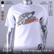 Футболка Ракета Нептун білого кольору, зображена з фронтального ракурсу на манекені, фон світло-сірий, принт з ракетою та написом 'ДОВГИЙ НЕПТУН' у червоному кольорі.