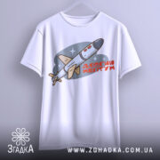 Футболка Ракета Нептун білого кольору, підвішена на вішалці, фон світло-сірий, принт з ракетою та написом 'ДОВГИЙ НЕПТУН' у червоному кольорі.