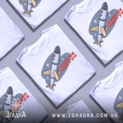 Футболка Ракета Нептун білого кольору, зображена з фронтального ракурсу на манекені, фон світло-сірий, принт з ракетою та написом 'ДОВГИЙ НЕПТУН' у червоному кольорі.