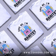 Футболка раритет живий артефакт, біла, зображена на манекені, фон світло-сірий, принт з веселим обличчям на дискеті та написом 'SAVE ME, I'M RARITET'.