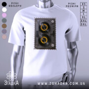 Футболка ретро касета білого кольору, зображена на манекені, ракурс спереду, фон світло-сірий, принт з касетою з жовтими котушками та детальною обробкою.