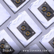 Футболка ретро касета білого кольору, зображена на манекені, ракурс спереду, фон світло-сірий, принт з касетою з жовтими котушками та детальною обробкою.