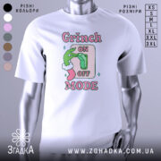 Футболка режим Грінча, біла, зображена з фронтального ракурсу, фон градієнтний сірий, принт з зеленим рукою Грінча, що натискає на вимикач, текст 'ON OFF MODE' в рожевих і зелених кольорах.