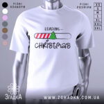 Футболка різдвяний прогрес, біла, зображена з фронтального ракурсу на манекені, фон нейтральний, принт містить напис 'LOADING...' та малюнок ялинки на смужці з червоними і білими смугами.