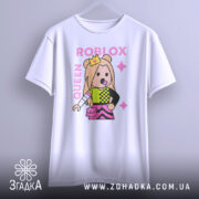 Футболка Roblox королева, біла, зображена на вішалці, фон нейтральний, принт з персонажем у короні, кольорові деталі на одязі, текст 'ROBLOX QUEEN' у рожевому кольорі.